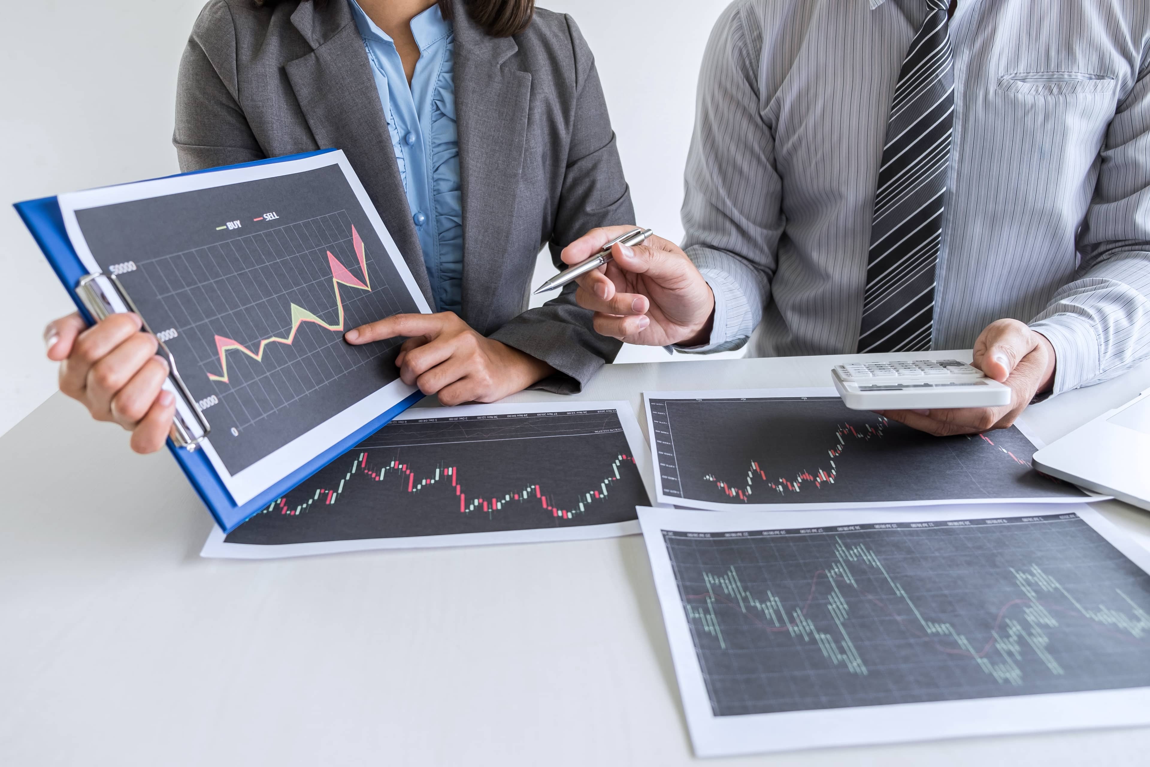 dos personas analizando el mercado