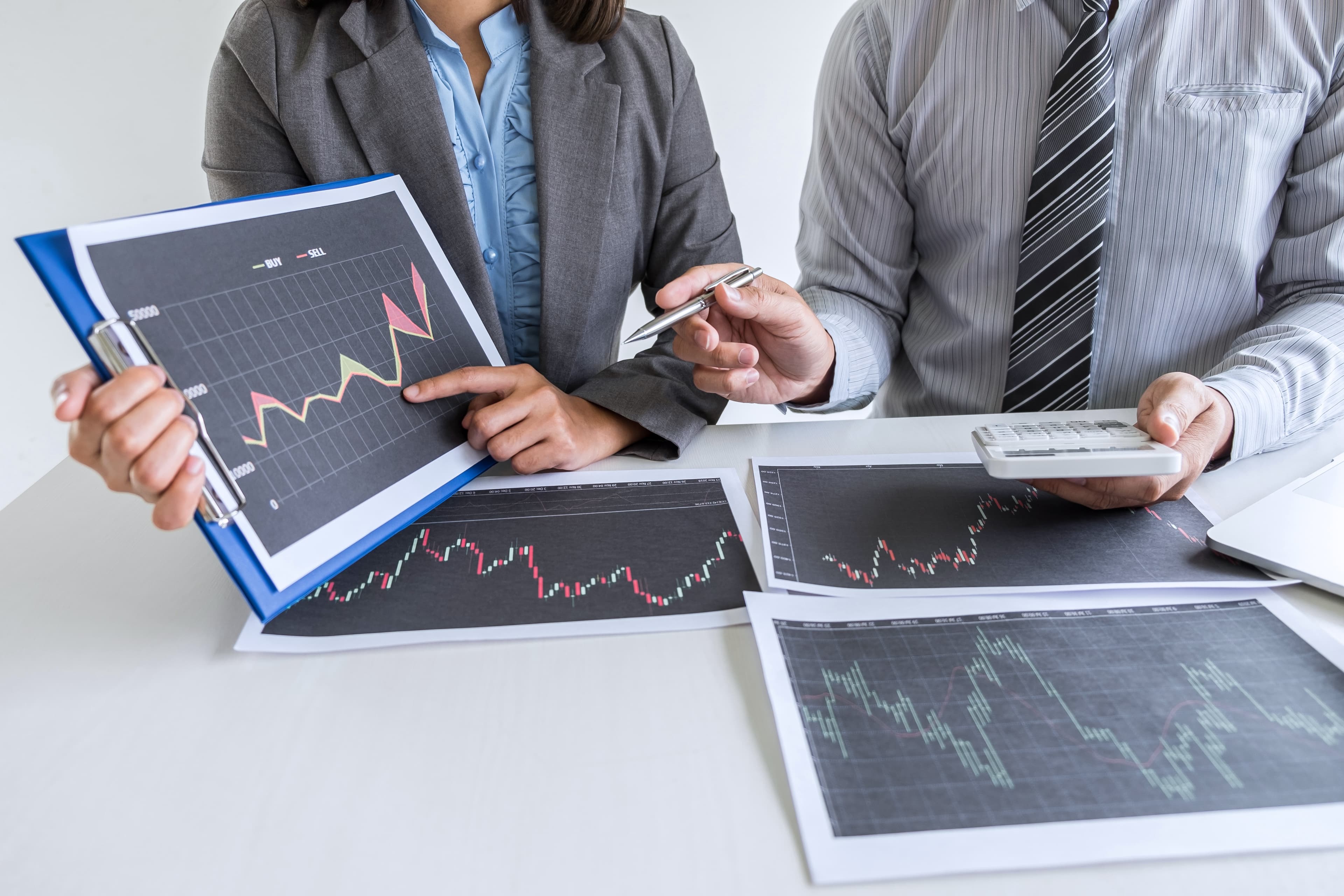 dos personas analizando el mercado